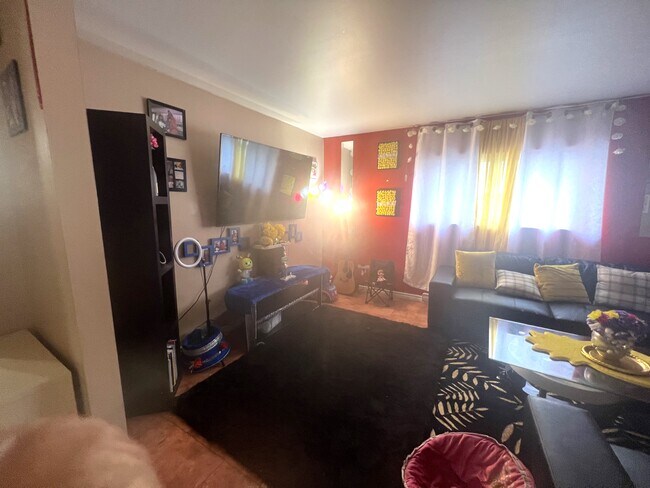 Building Photo - 558 Av De Cherbourg