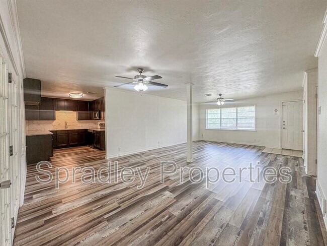 Building Photo - 3213 Pin Oak Dr
