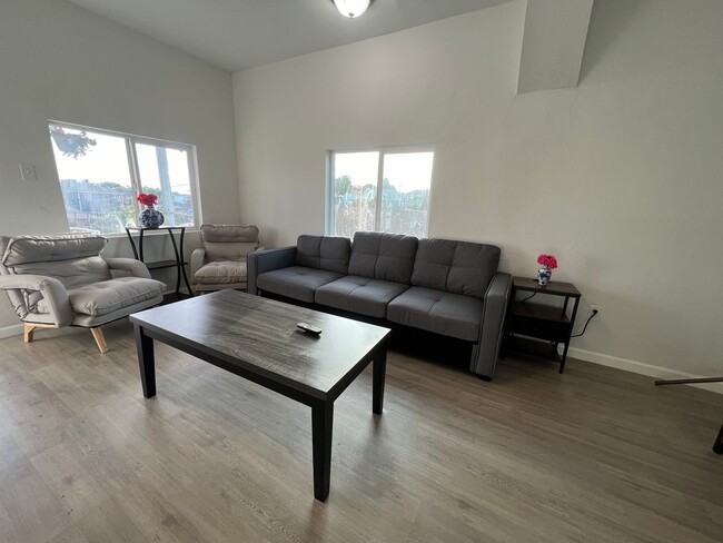 Building Photo - 3 Bedroom Available now in Oakland!
