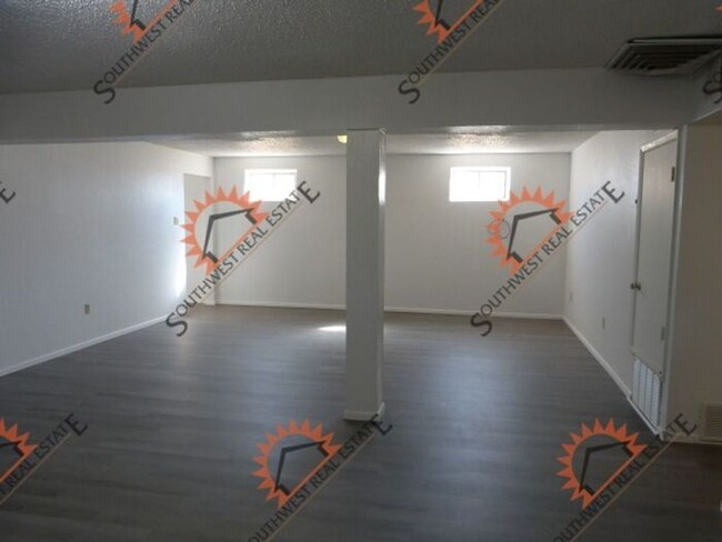 Foto del edificio - Freshly painted 3 bedroom 2 bath apartment