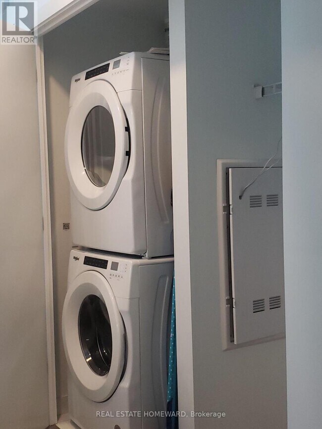 Photo du bâtiment - 327 King St W