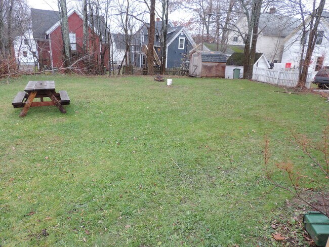 Photo du bâtiment - 409 Pleasant St