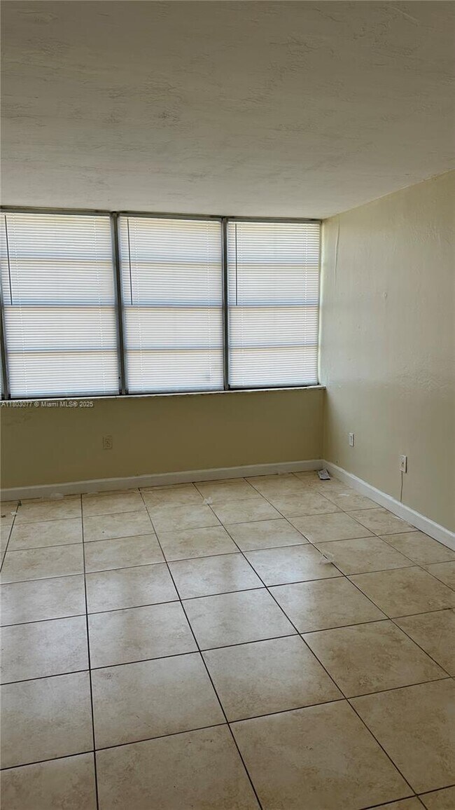 Foto del edificio - 2175 NE 170th St