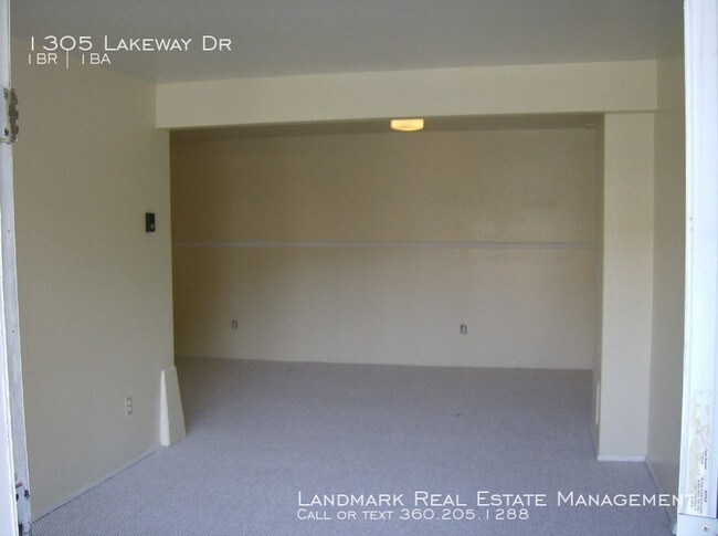 Building Photo - 1305 Lakeway Dr