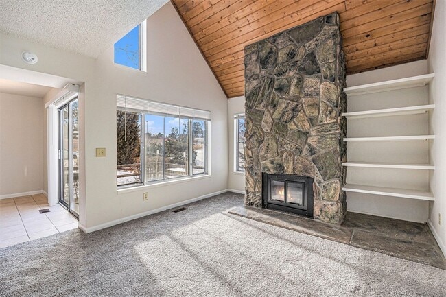 2 Bedroom 2 Bathroom Townhome in Heather Ridge! - 2 Bedroom 2 Bathroom Townhome in Heather Ridge!