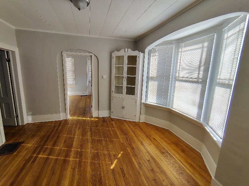 Primary Photo - 246 W 6th St