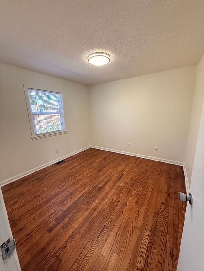 Building Photo - Adorable 2 bed 1 Bath Apartments off Gorman St!