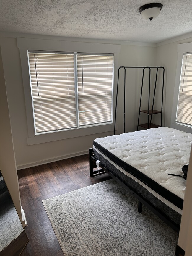 Foto del edificio - 230 Broadview Dr