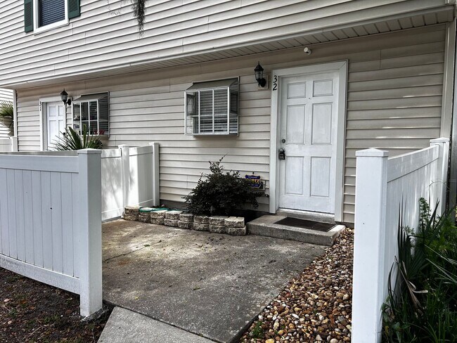 Building Photo - Newly Renovated 2/1.5 Condo in Gated Commu...