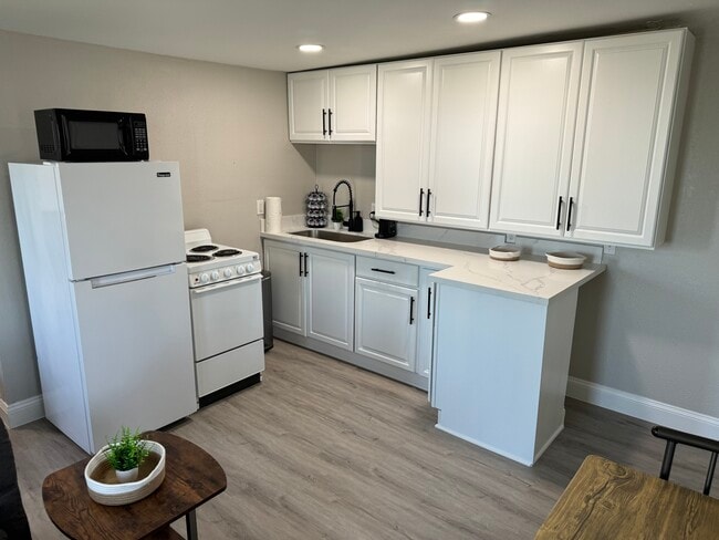 Fully stocked kitchen - 5202 County Road 469