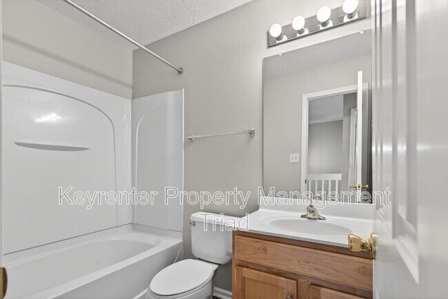 Foto del edificio - 94 Tannenbaum Cir