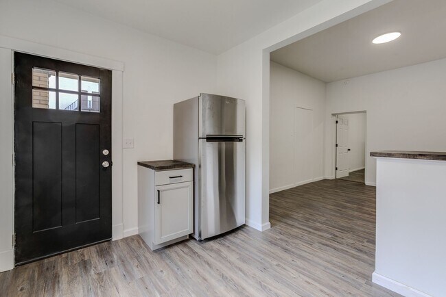 Building Photo - 747 E Warrington Ave