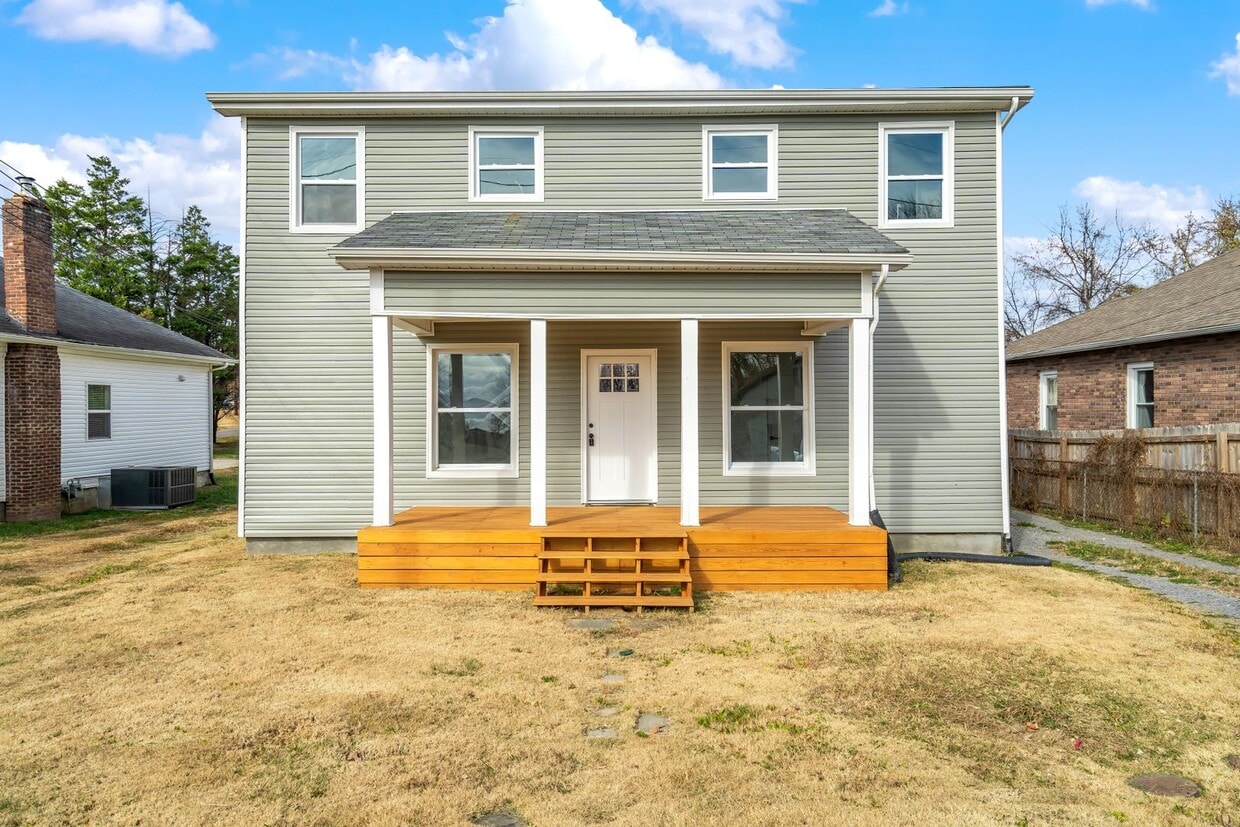 131 Pinedale St Unit 131 Pinedale st A, Maryville, TN 37801 Room