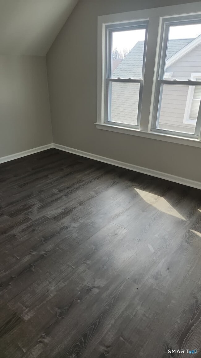 Building Photo - 67 Beardsley Park Terrace