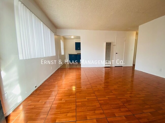 Foto del edificio - Lovely 2 Bed, 1 Bath Apartment in the Hear...