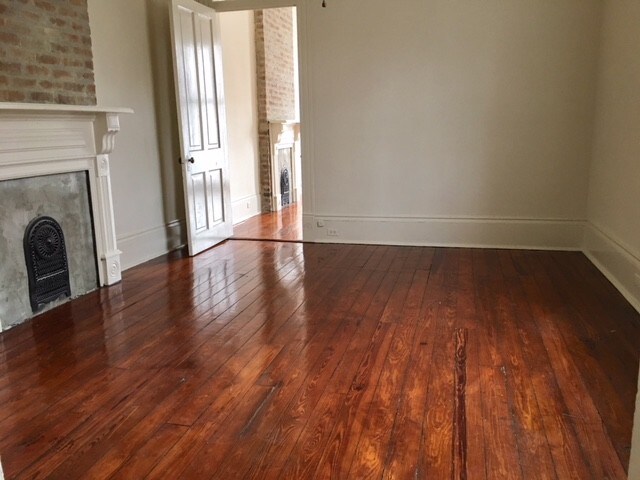 ÉL - 8205 Freret St