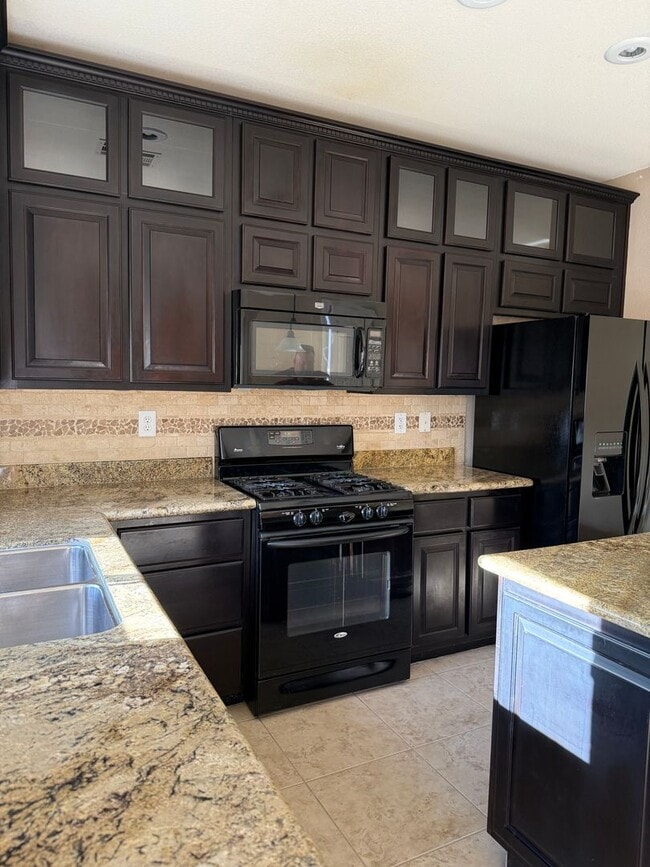 Building Photo - Fabulous Floor-Plan in Paradise Court!