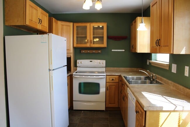 Building Photo - Bright and Updated Fort Collins Condo with...