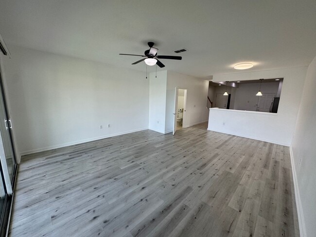 Foto del edificio - Lake Views. Upgraded Finishes. Gated Commu...