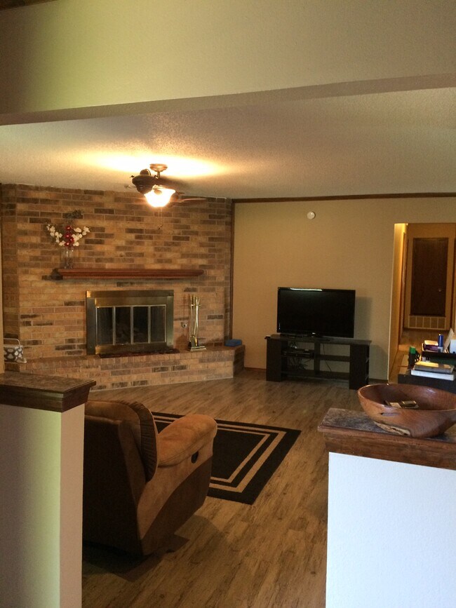 Lg. Living room with fireplace & gas burning logs, easy clean floor, - 4444 Ridgecrest Cir