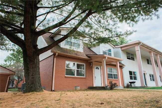 Building Photo - 691 Village Pl N Dr