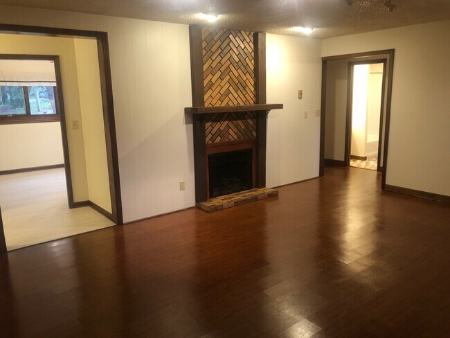 Cozy Fireplace/Heater - 309 Olsen St