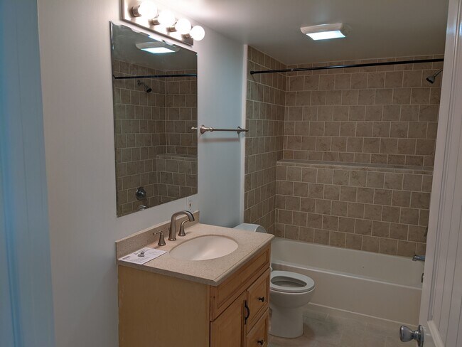 Large bathroom - 4406 34th Ave S