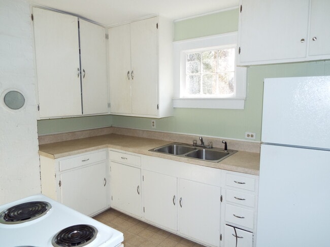 1 Bedroom/1 Bath House with bonus office space on Fisher Creek in Sylva NC $1100 a month with a y... - 1 Bedroom/1 Bath House with bonus office space on Fisher Creek in Sylva NC $1100 a month with a y...