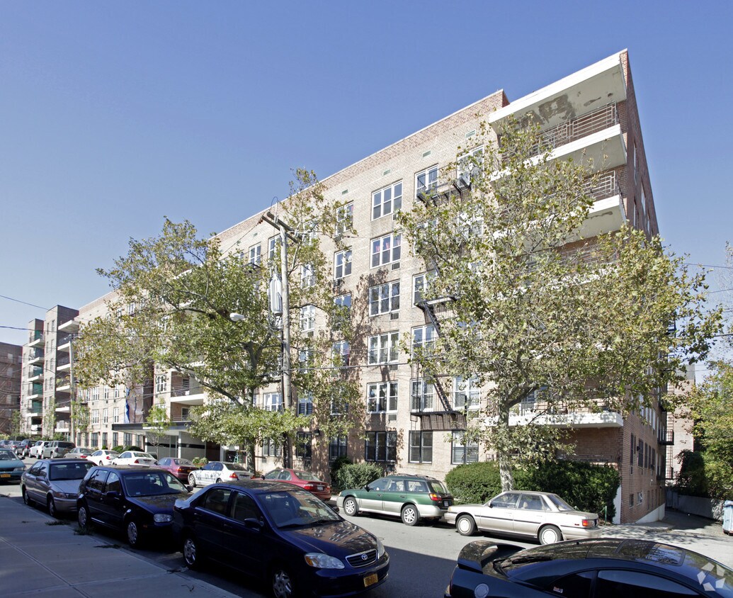 Building Photo - 1579 Rhinelander Ave
