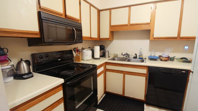 Building Photo - Super Peaceful 2 Bedroom / 2 Bathroom Town...