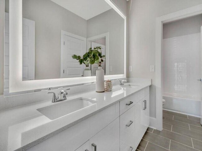 Foto del edificio - Modern 3-Bedroom Tri-Level Townhome in the Heart of Old Fourth Ward (30308) $800 Off Move in w/ap...