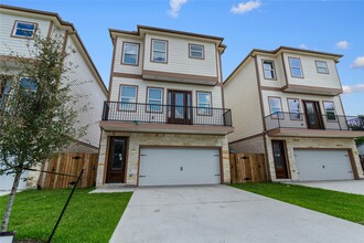 Building Photo - 2204 Hoskins Dr