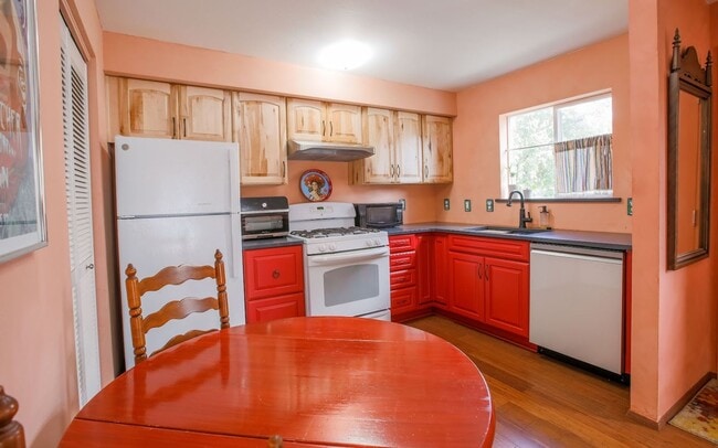 Building Photo - Lovely Langley Condo and Pet Friendly!