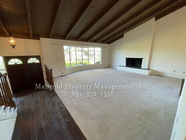 Foto del edificio - Beautiful 4-bed 2-bath Home with Cozy Fireplace, Front and Back Yards and Large Windows!