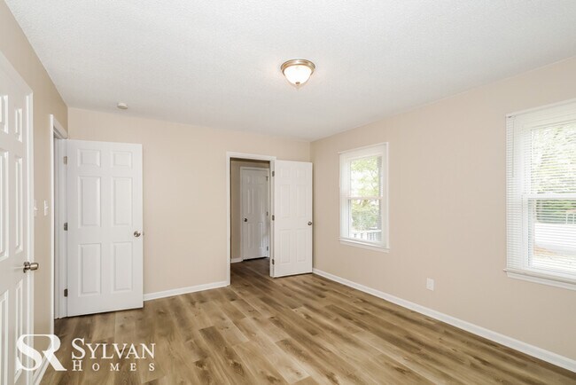Foto del edificio - Charming 4BR 2BA brick ranch home