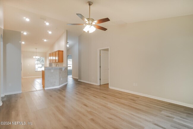 Building Photo - 347 Sunshine Dr