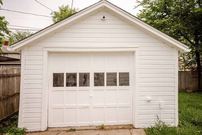 Foto del edificio - Beautifully Remodeled Three Bedroom Home F...