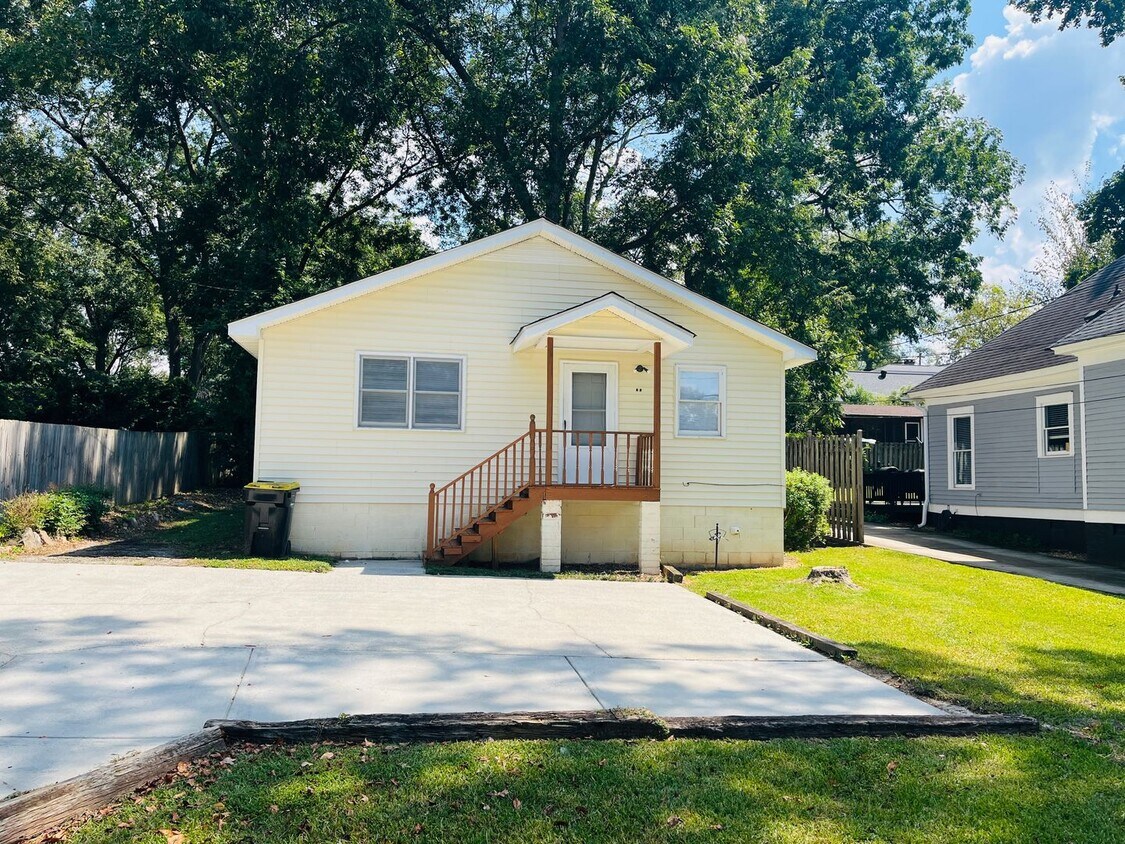 Primary Photo - Great location! Close to Downtown Newnan, ...