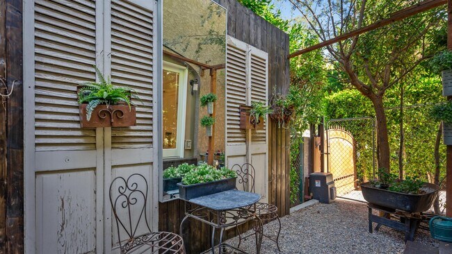 Outdoor Sitting Area - 607 N Windsor Blvd