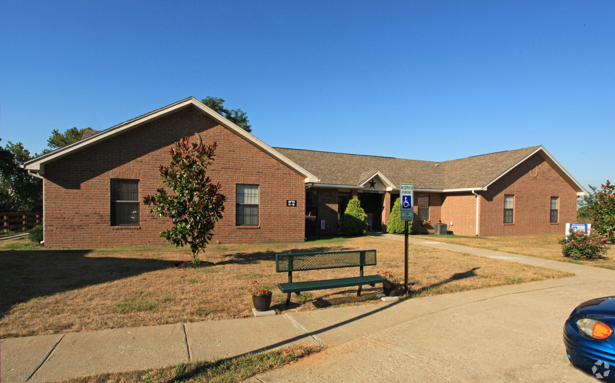 Primary Photo - Fairground Place Apts.