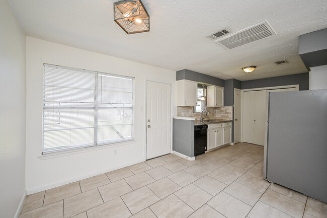 Building Photo - 14222 Bateau Dr