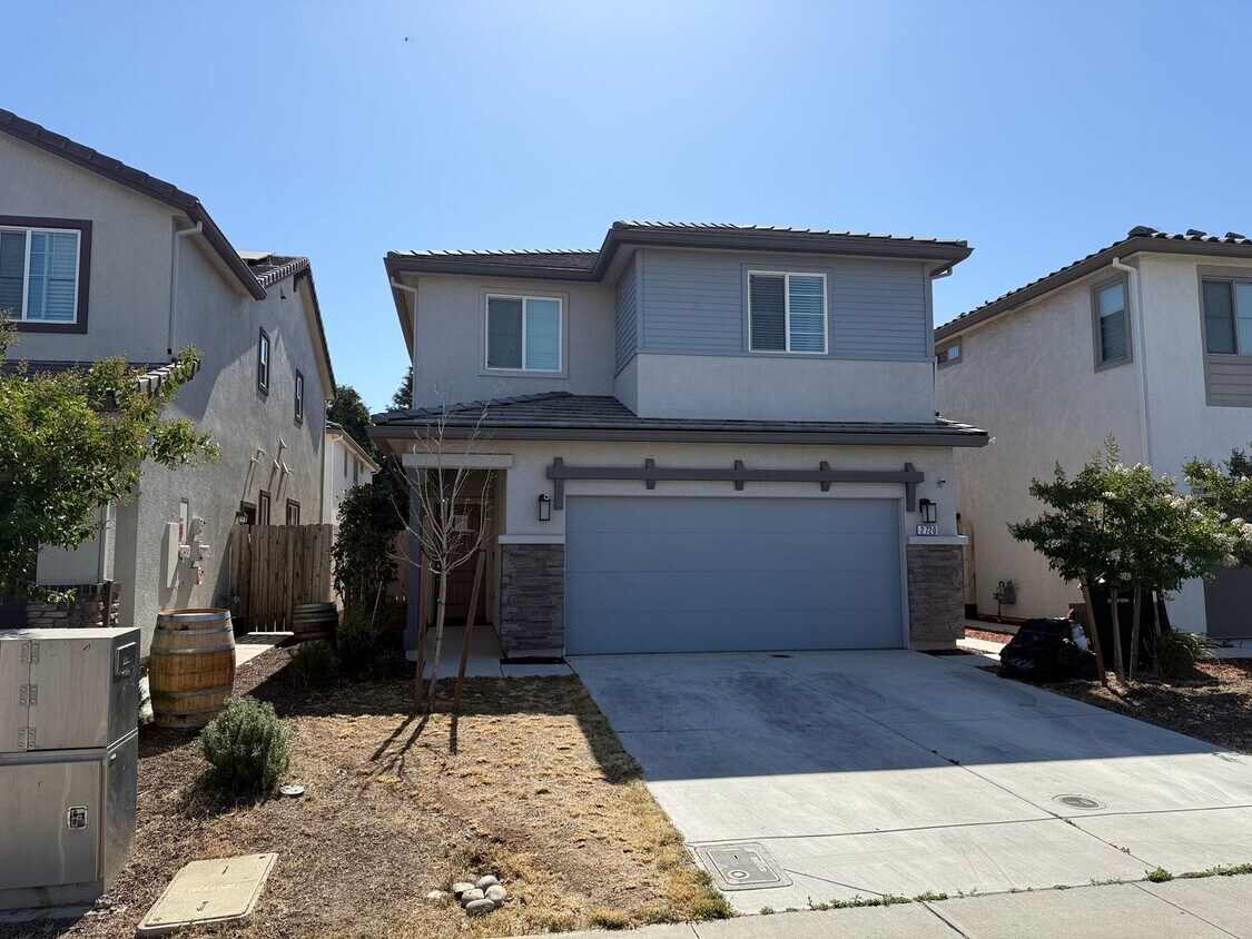 Foto principal - Two story home located in Sylvan School Di...