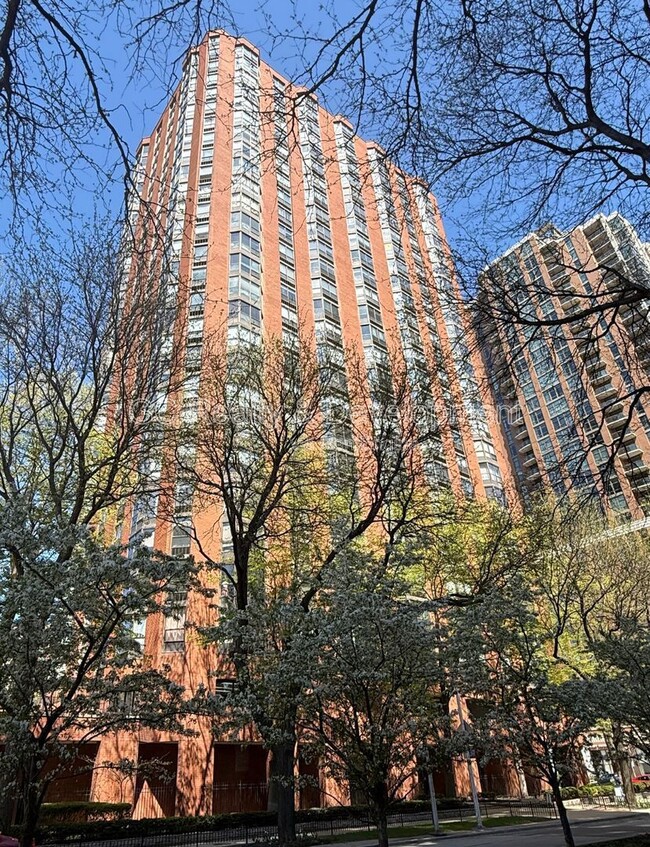 Building Photo - 899 S Plymouth Ct