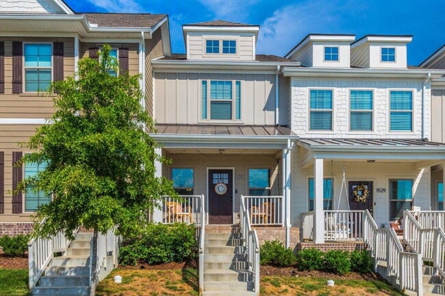 Pet-Friendly 2-Bedroom Townhome with Pool & Covered Parking - Pet-Friendly 2-Bedroom Townhome with Pool & Covered Parking