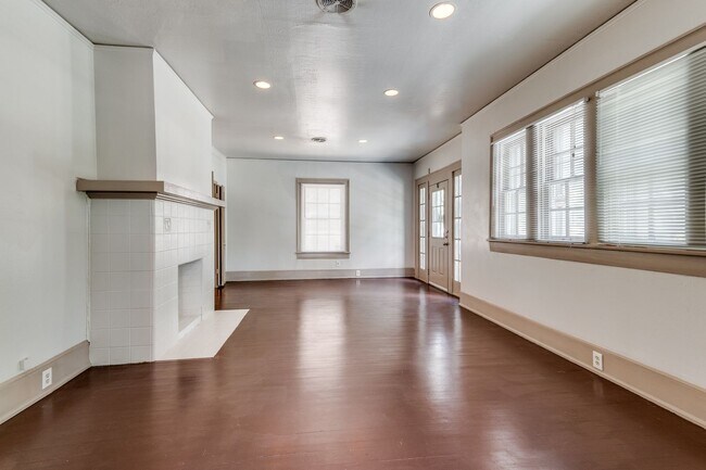 Foto del edificio - Rare & Classic Oak Lawn House | Great Location | Huge Backyard