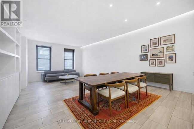 Photo du bâtiment - 1024 Queen St W