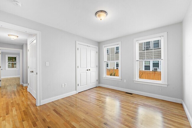 Foto del edificio - 87 Thetford Ave