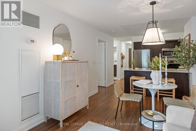 Building Photo - 305 Roehampton Ave