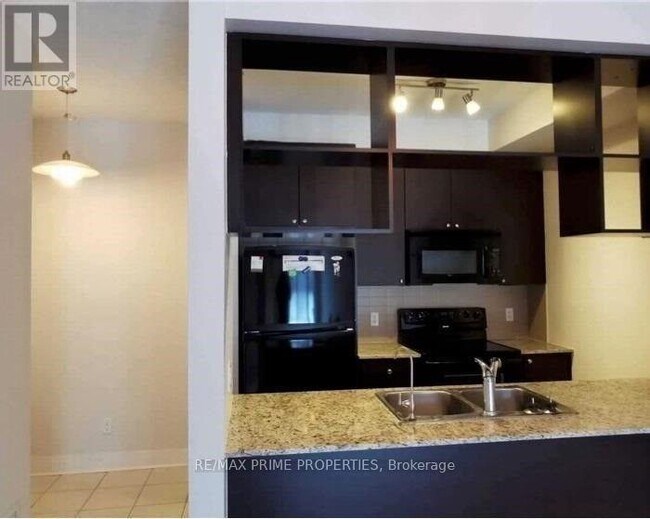 Photo du bâtiment - 315 Village Green Square