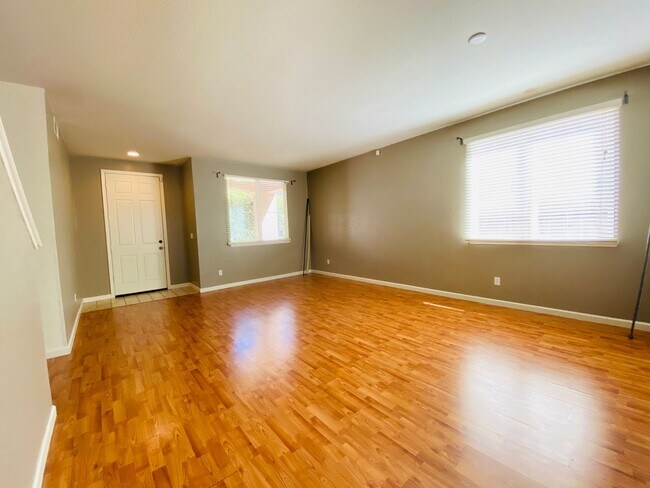 Foto del edificio - Spacious and Beautiful Home Close to a Huge Park